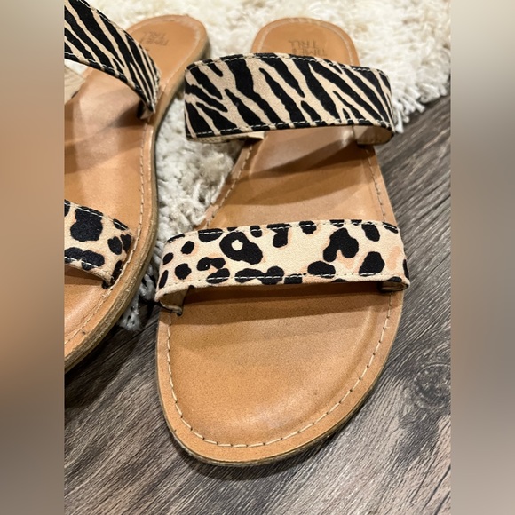 Time and Tru Memory Foam Zebra and Cheetah Sandals Size 8 - Picture 2 of 4